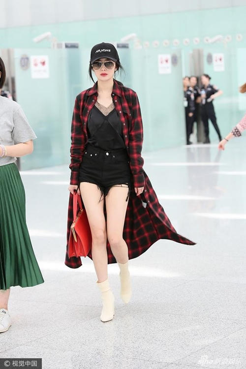 Đôi chân thẳng tắp nuột nà của nữ diễn viên là niềm ao ước của nhiều cô gái chưa chồng.