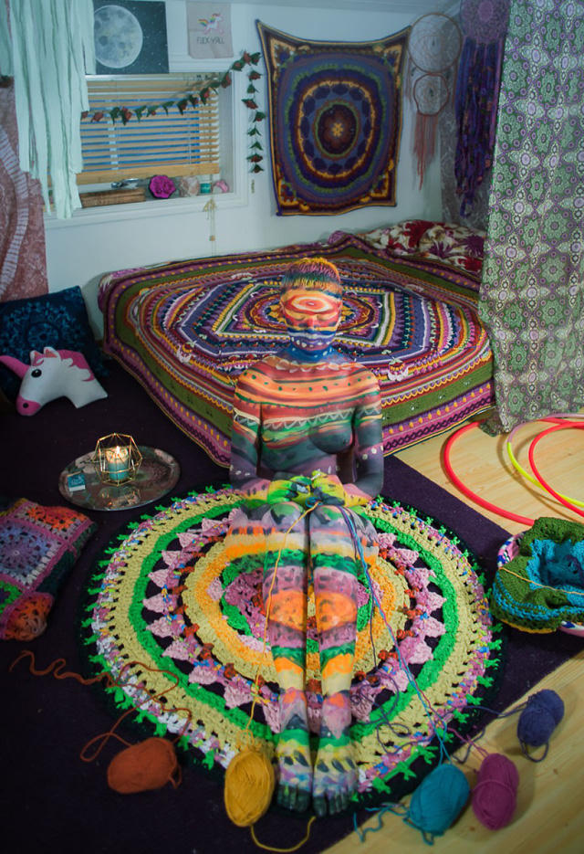 T&agrave;ng h&igrave;nh c&ugrave;ng với nghệ thuật &ldquo;body-painting&rdquo;