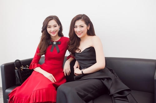 Đối lập với Thu Thảo khi diện chiếc váy với thiết kế tiểu thư nhẹ nhàng thì Á hậu lại diện chiếc đầm đen sexy. Ảnh: internet.