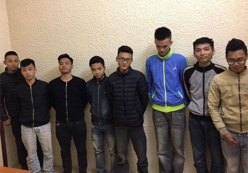 Nhóm thanh niên đua xe trái phép tại cơ quan công an.