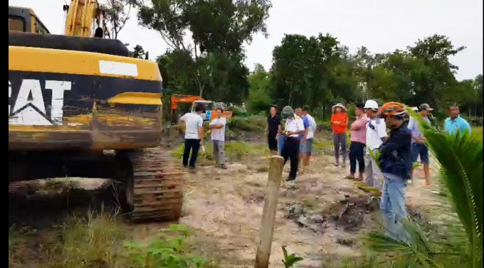 Nhóm người lạ mặt đem xe cuốc vào khu đất dân đang sinh sống