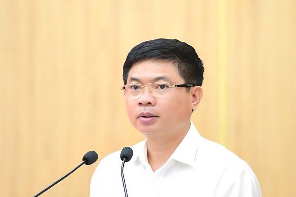 Ông Trương Quốc Huy, Bí thư Tỉnh uỷ, Trưởng Đoàn ĐBQH tỉnh Ninh Bình, phát biểu tại buổi tiếp xúc.