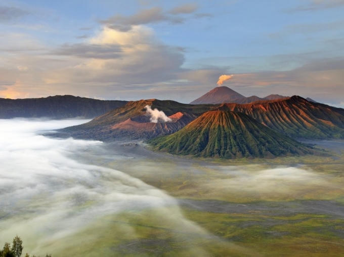 Đỉnh núi lửa Bromo, Tây Java, Indonesia là núi lửa nổi tiếng nhất ở công viên quốc gia Bromo Tengger Semeru, với cảnh bình minh ngoạn mục.