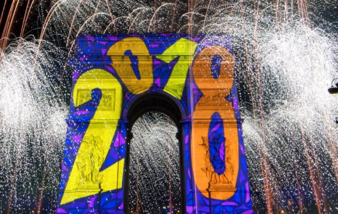 Pháo hoa ngập trời tại Khải Hoàn Môn trên đại lộ Champs-Elysées, Pháp.