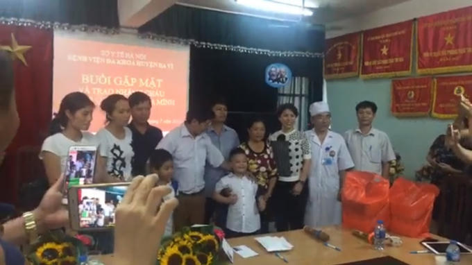 Buổi trao nhận giữa các bên kết thúc tốt đẹp, vui vẻ.