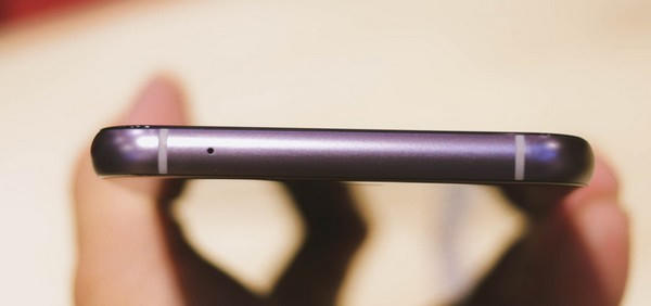 BKAV đã loại bỏ giắc cắm phone 3,5mm trên BPhone 2017 vì lý do gì thì chưa rõ, nhưng đây là một sự loại bỏ đáng tiếc cho người dùng tại Việt Nam