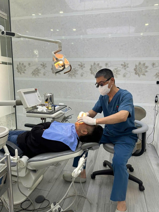 Bác sĩ Hải đang khám răng cho bệnh nhân.