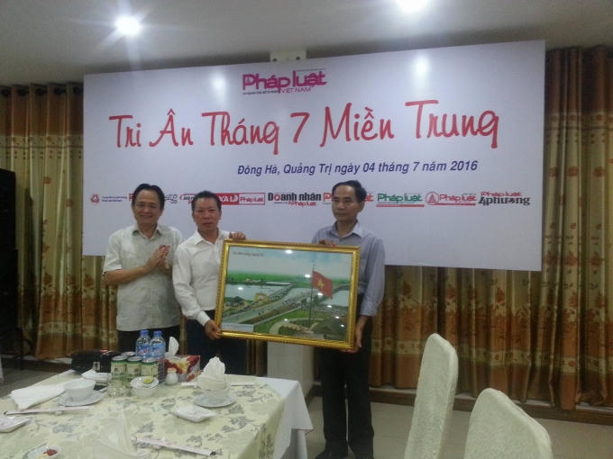 Bên cạnh đó đoàn cũng trao tặng bức tranh đầy ý nghĩa cho Sở Tư pháp tỉnh quảng trị.