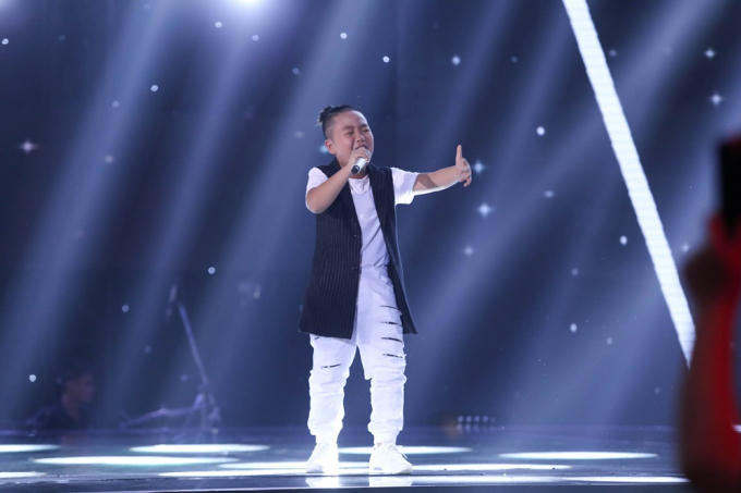 Cậu bé “búi tóc” Quốc Thái hát tiếng Anh khiến 4 HLV “lao” lên sân khấu tranh giành