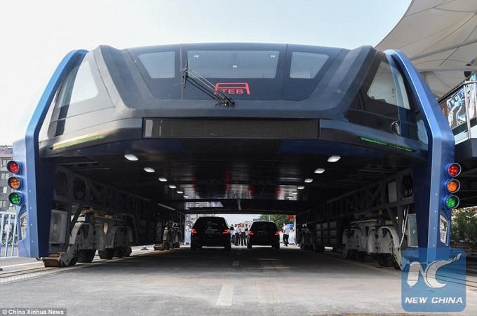Với chiều dài 22m, rộng 7,8 m và cao 4,8m, TEB-1 cho phép 2 làn xe dễ dàng di chuyển bên dưới gầm, hạn chế tình trạng tắc đường tới mức thấp nhất. Bên cạnh đó, chiếc siêu xe bus này có thể chở 300 hành khách và tương lai sẽ là 1200 người với tốc độ tối đa là 60 km/h. (Ảnh: New China)