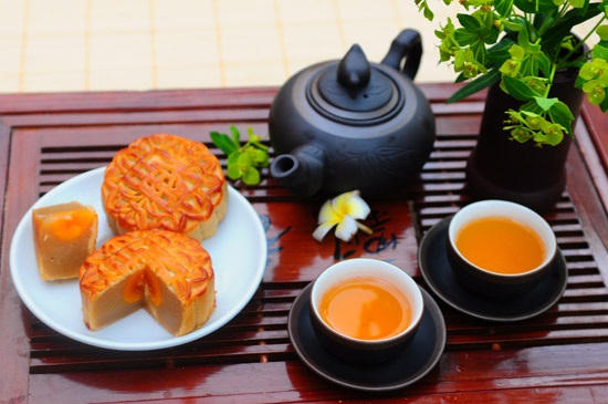 Uống trà khi ăn cùng bánh trung thu giúp quá trình trao đổi chất trong cơ thể bạn diễn ra nhanh và hiệu quả hơn. Ảnh: minh họa
