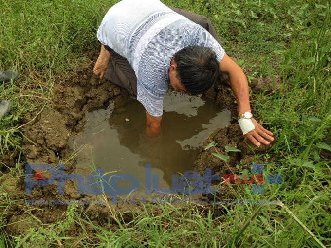 Những hòn đá to rơi xuống ruộng lúa tạo nên những hố sâu khoảng 30cm, rộng từ 1m-1,2m.