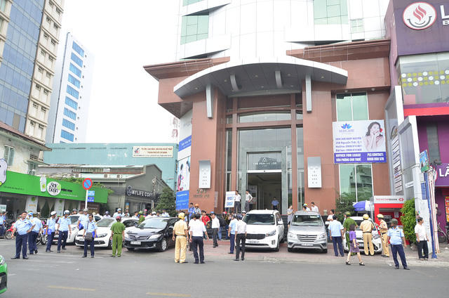 Tổ công tác của UBND quận 1, TPHCM tiếp tục ra quân kiểm tra, xử phạt tình trạng buôn bán, đậu xe lấn chiếm vỉa hè sáng 20/2.