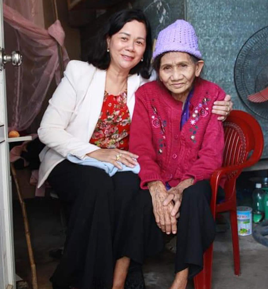 Bà Trần Thị Phượng thăm hỏi, tặng quà người già có hoàn cảnh khó khăn tại xã Cẩm Đàn (Sơn Động).