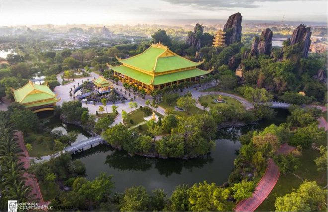 Lạc Cảnh Đại Nam Văn Hiến toạ lạc tại thành phố Thủ Dầu Một, tỉnh Bình Dương.