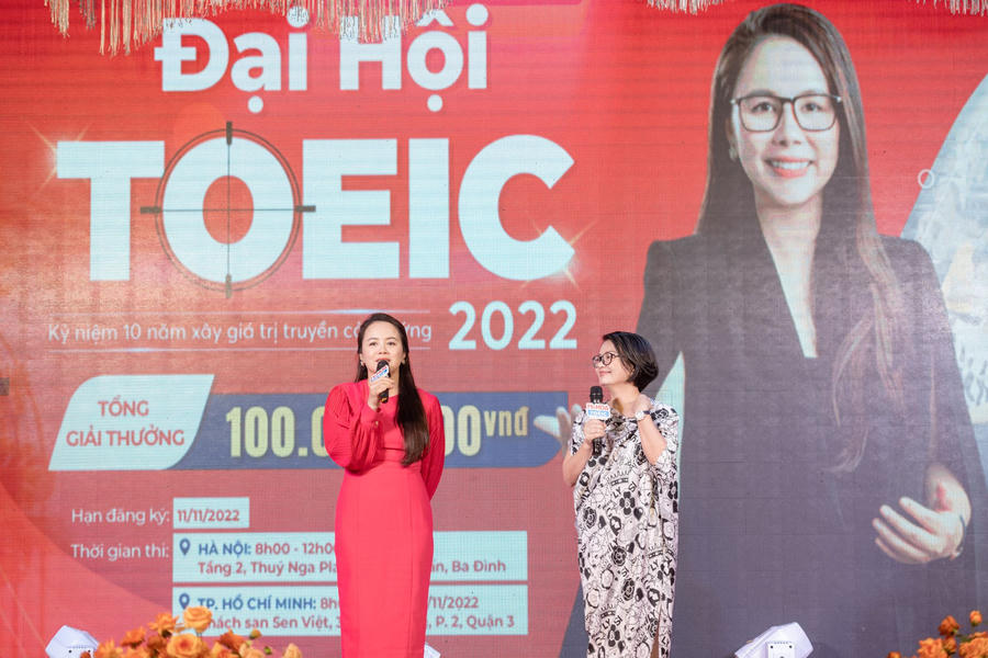 Bà Nguyễn Thị Hoa - nhà sáng lập Ms Hoa TOEIC chia sẻ cùng các thí sinh. 