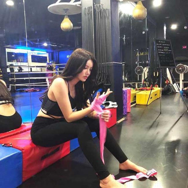 Cô giáo tiếng Anh xinh đẹp selfie sau một bài tập với dây.