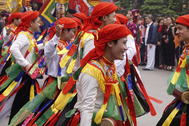 Hà Nội: Trai làng lả lơi trong màn