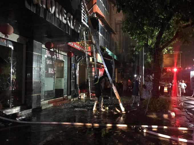 Lực lượng cảnh sát PCCC có mặt tại hiện trường để dập lửa.