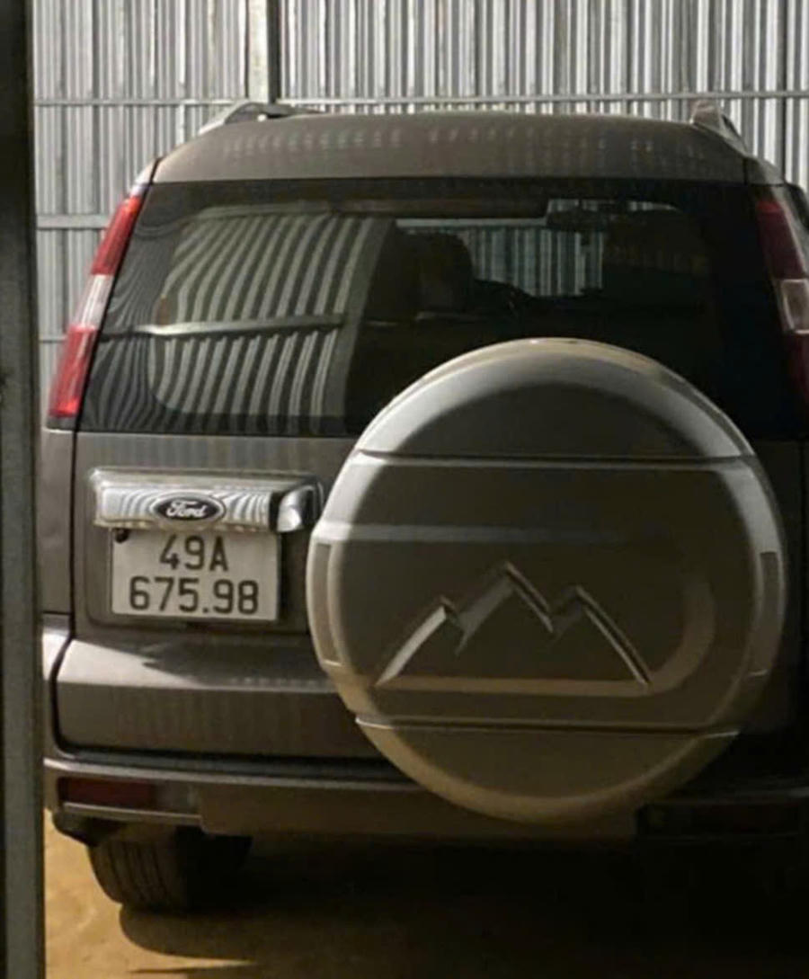 Chiếc ô tô do ông Đỗ Văn Khởi điều khiển gây tai nạn làm người đi bộ tử vong được thu giữ tại nhà ông Khởi. Ảnh: T.H