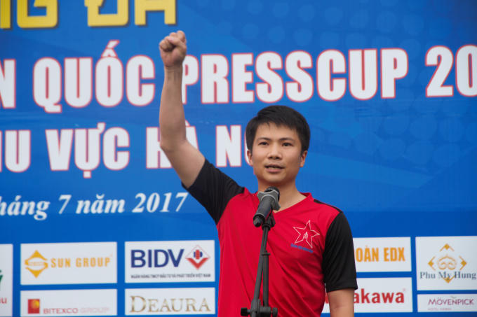 Cầu thủ của đội Báo Quân đội Nhân Dân thay mặt các cầu thủ tuyên thệ, chơi hết mình, thắng không kiêu, bại không nản, cống hiến vì tinh thần giao lưu đoàn kết, rèn luyện sức khỏe.