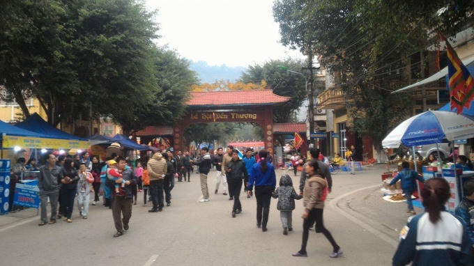 Đông đảo người dân trong tỉnh và khách thập phương tham dự Lễ hội đền Thượng.