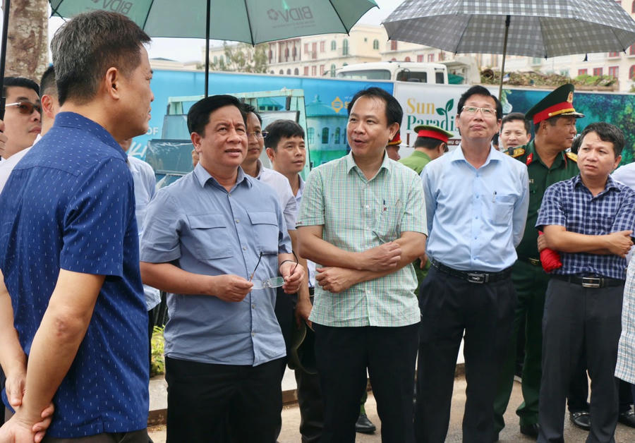 Chủ tịch tỉnh An Giang Hồ Văn Mừng kiểm tra thực địa hiện trạng xây dựng các công trình phục vụ APEC 2027 (Ảnh: Ngọc Mai)