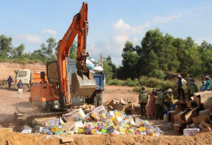 Cơ quan chức năng tiến hành tiêu hủy tang vật vi phạm trước sự chứng kiến của đại diện các cơ quan chức năng. (Ảnh Tổng cục QLTT)