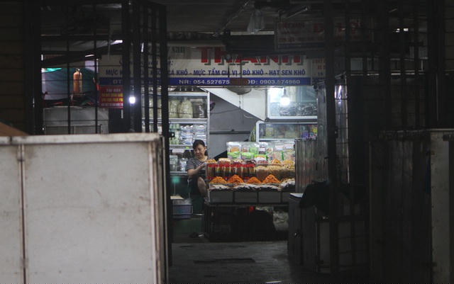 Một cửa hàng bánh kẹo đồ ăn bán lẻ loi trong khi các gian hàng bên cạnh đã về nhà nghỉ ngơi 15 ngày