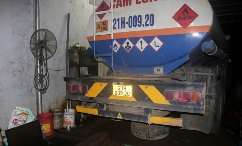 Xe bồn đang thực hiện hành vi hút dầu thì bị phát hiện. (Ảnh: CABX)