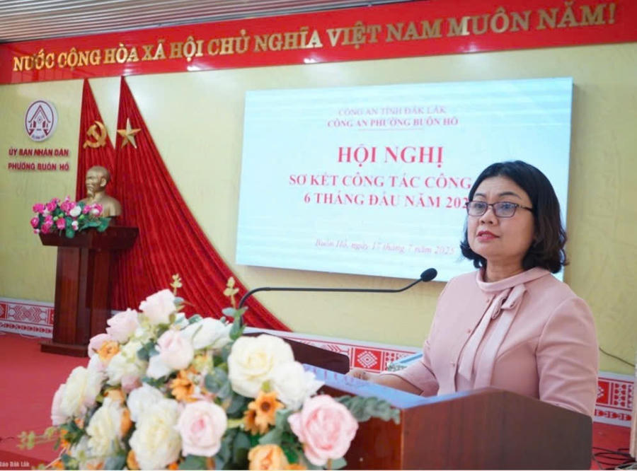 Bà H'Yim K' đok, Bí thư Đảng ủy phường Buôn Hồ phát biểu chỉ đạo hội nghị. Ảnh: Báo Đắk Lắk