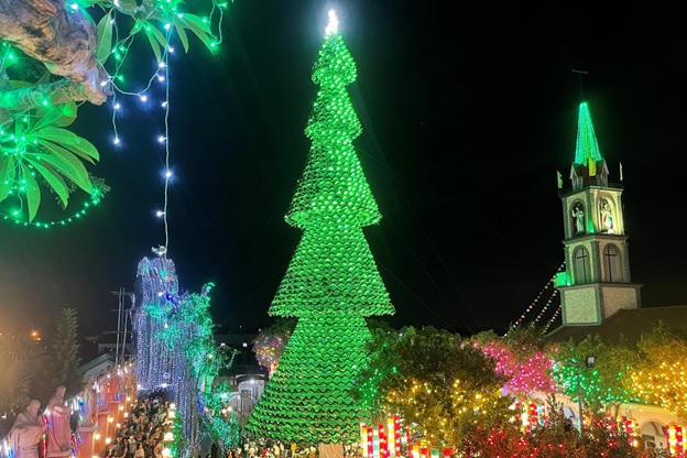 Cây thông Noel tại nhà thờ Hà Phát cao 37 mét, được trang trí lộng lẫy bởi các mô hình bằng hang đá và các cây đèn rực rỡ sắc màu tạo nên một vẻ đẹp lộng lẫy mà bất kì du khách nào cũng ngưỡng mộ khi được chiêm ngưỡng.