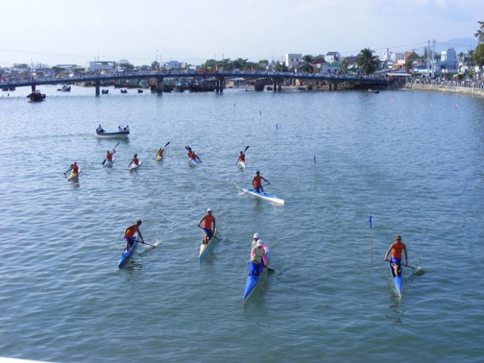 Ngoài ra còn rất nhiều các nội dung đua khác như đua thuyền đơn, đua thuyền đôi.