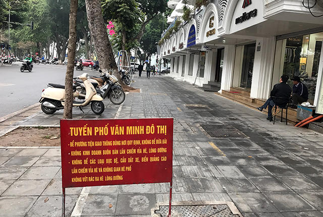Tuyến phố văn minh đô thị gần hồ Hoàn Kiếm sạch sẽ, tinh tươm. Khác với mọi ngày, sáng nay người dân để xe trên tuyến phố này đúng vị trí được quy định.