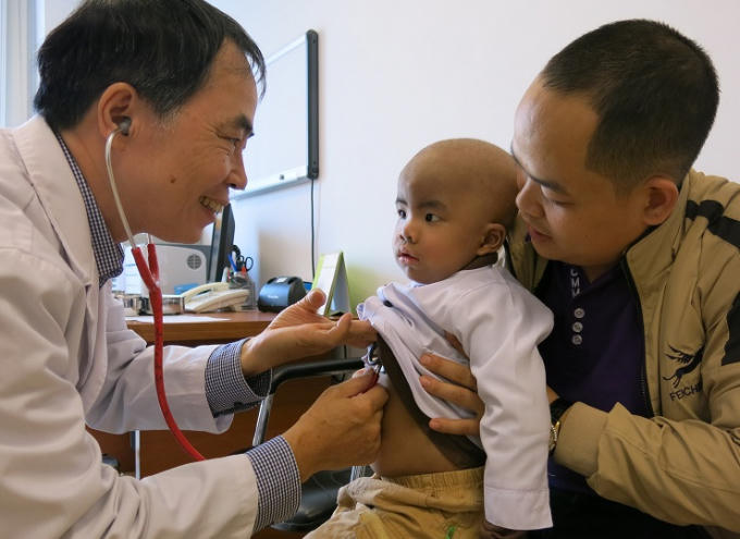 Bé Bảo được TS Dương Bá Trực - chuyên gia về huyết học & truyền máu của Vinmec - khám lại sau khi ghép tế bào gốc.