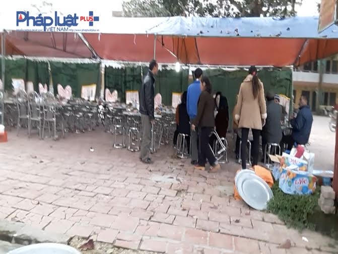 Dù trong giờ học nhưng lãnh đạo nhà trường vẫn cho tổ chức tiệc cưới trong sân trường. Ảnh cắt từ clip.