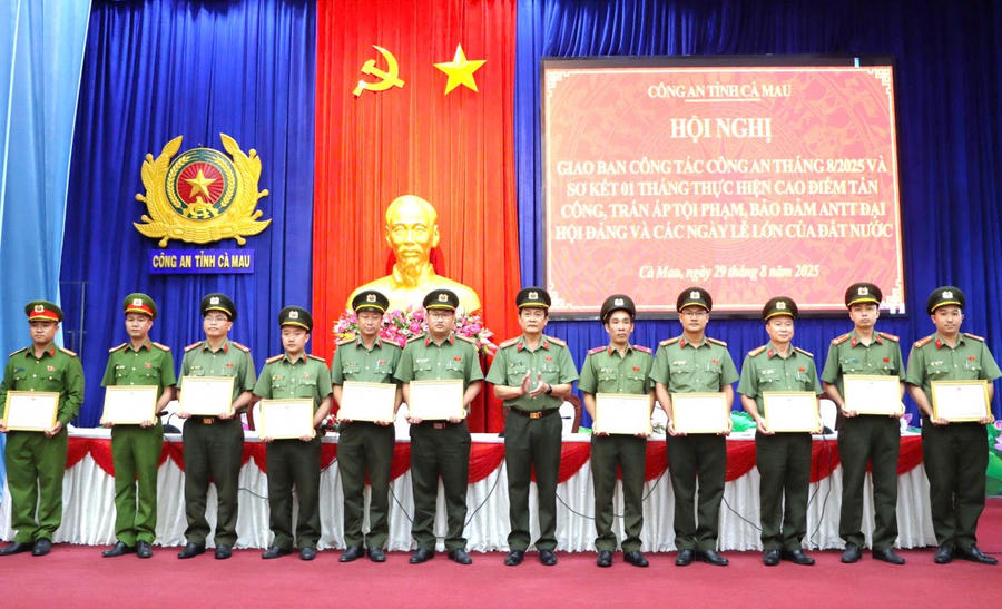 Đại tá Hồ Việt Triều - Ủy viên Ban Thường vụ Tỉnh ủy, Bí thư Đảng ủy, Giám đốc Công an tỉnh Cà Mau trao Giấy khen cho các cá nhân có thành tích xuất sắc.