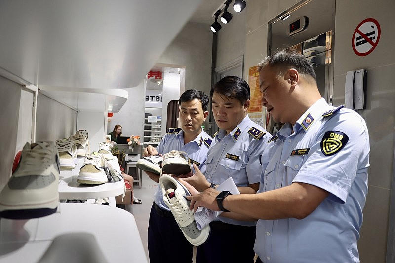 Lực lượng quản lý thị trường kiểm tra hàng hóa ở thành phố Đà Nẵng.