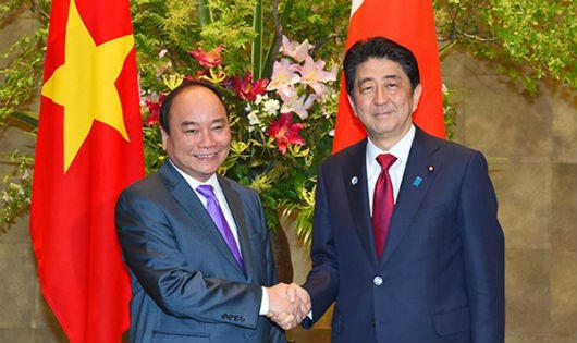 Thủ tướng Nguyễn Xuân Phúc gặp Thủ tướng Shinzo Abe gặp nhau trong chuyến thăm Nhật của Thủ tướng Phúc hồi tháng 5/2016. (Ảnh: VOV)
