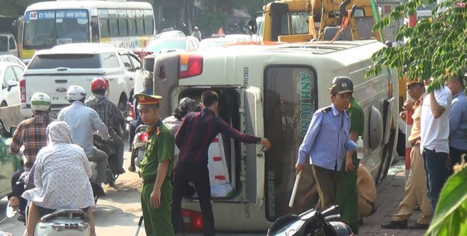 Lực lượng chức năng nhanh chóng có mặt ở hiện trường để phân luồng giao thông.