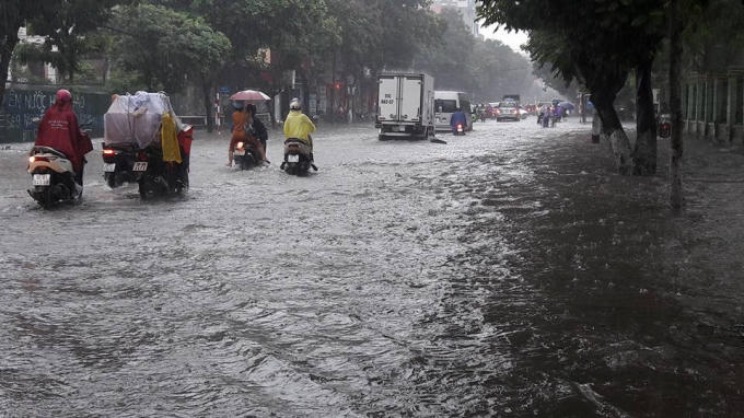 Mưa lớn trong sáng 17/7, khiến nhiều tuyến phố ở Hà Nội ngập trong biển nước.