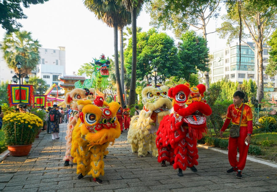 Lễ hội “Khai hạ - Cầu an” sáng mùng 7 Tết Ất Tỵ tại Lăng Ông Lê Văn Duyệt rộn ràng tiết mục múa Lân Sư Rồng.