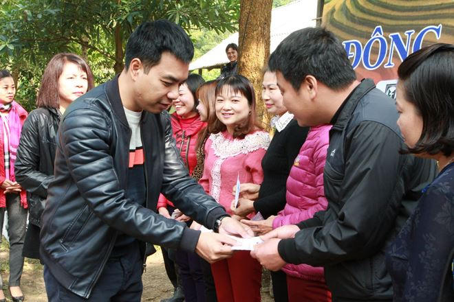 TS.Mạc Quốc Anh trao quà từ thiện trong Chương trình “Đông ấm Hà Giang” tại huyện Bắc Quang (Hà Giang)