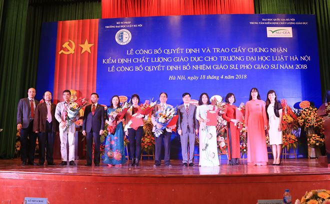 Trao Quyết định bổ nhiệm 1 Giáo sư và 5 Phó Giáo sư năm 2018.