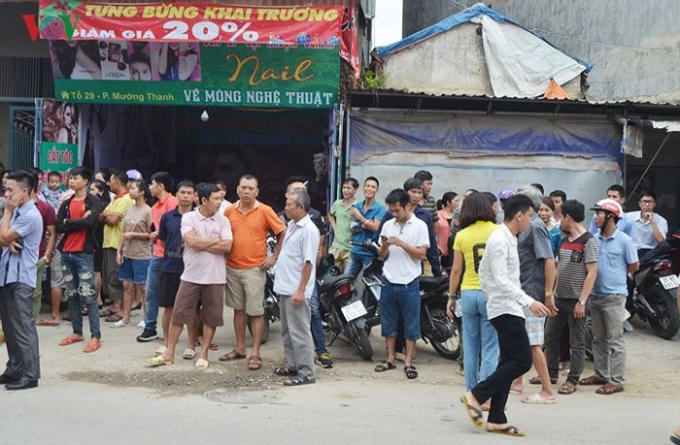 Danh tính nghi can bắn chết 2 vợ chồng Giám đốc Công ty Cổ phần lương thực tại tỉnh Điện Biên được xác định trong sáng (15/8) là Phạm Quang Sỏi (SN 1964, tạm trú tại số nhà 76, tổ 12, phường Tân Thanh, thành phố Điện Biên Phủ, tỉnh Điện Biên). Trong ảnh: Thi thể các nạn nhân được đưa khỏi hiện trường vụ nổ súng.
