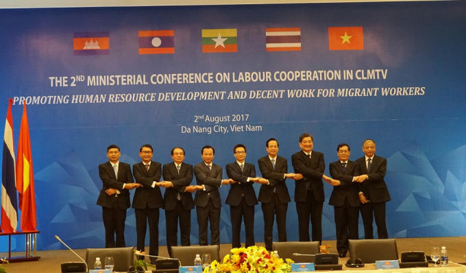 Phó Thủ tướng Vũ Đức Đam, lãnh đạo TP Đà Nẵng cùng Bộ trưởng 5 nước tiểu vùng sông Mê Kông thể hiện tình đoàn kết, gắn bó trong hội nghị.