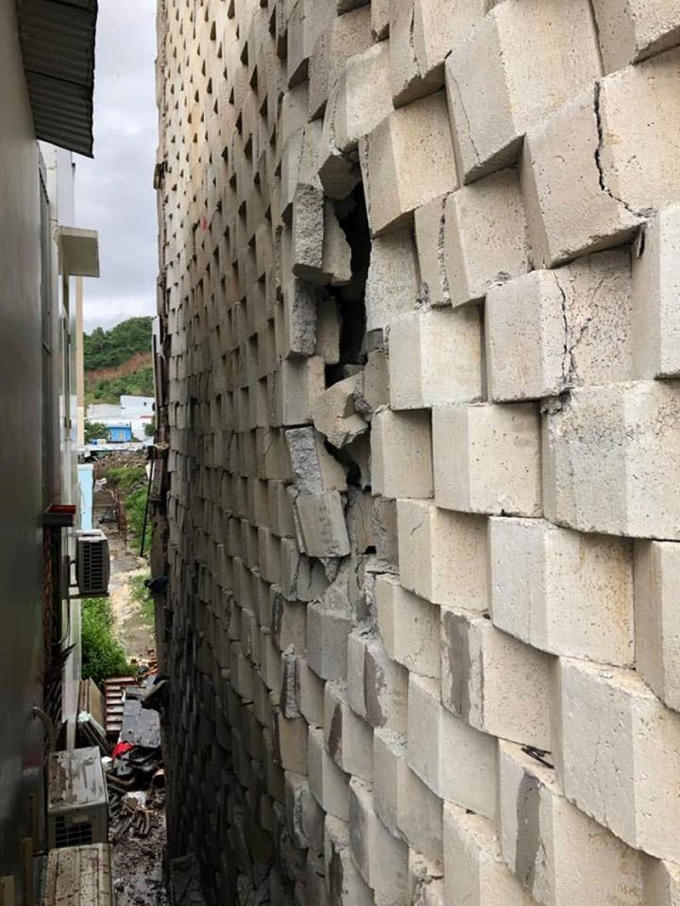 Nhiều mảng tường nứt toác, rơi ra ngoài.