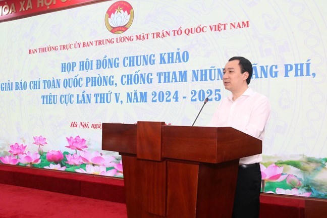 Ông Vũ Văn Tiến, Trưởng ban Tuyên giáo Uỷ ban TWMTTQ Việt Nam phát biểu tại cuộc họp. Ảnh: Hương Diệp.