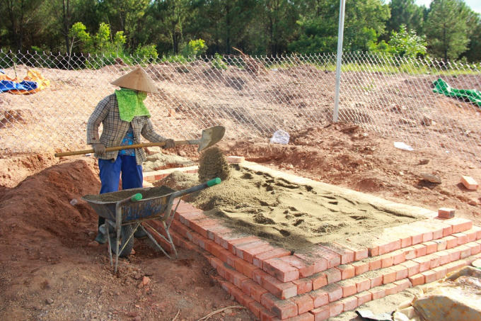 Huyệt mộ được đắp tạm bằng gạch và lấp cát lên, chưa được phép xây kiên cố chờ ý kiến chỉ đạo.