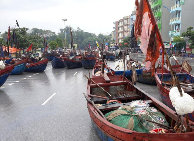 Tàu thuyền của ngư dân Sầm Sơn đã được đưa lên đường để tránh bão